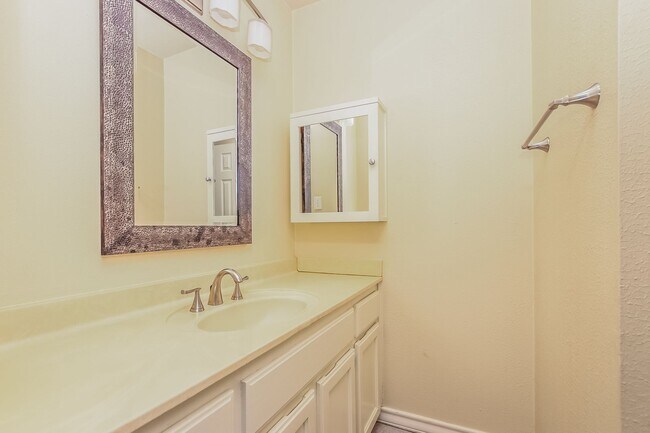 Building Photo - Beautiful one story Condo