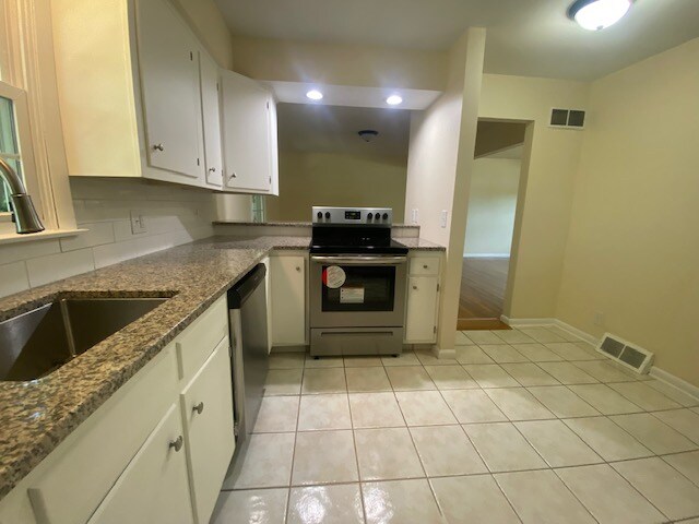 Building Photo - 220 Garland Dr