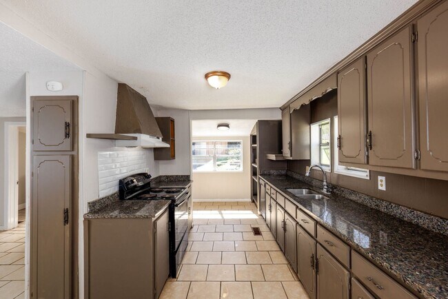 Building Photo - 4 Bedroom, 2 Bathroom in Adamsville