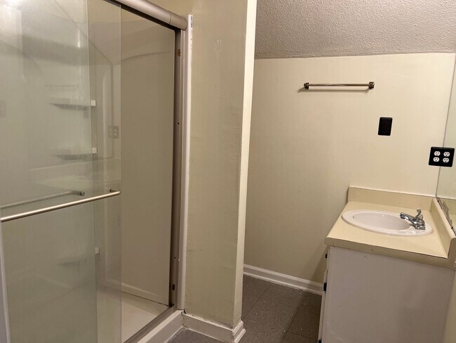 Building Photo - 4 Bed | 2 Bath Townhouse near NCSU - Stude...