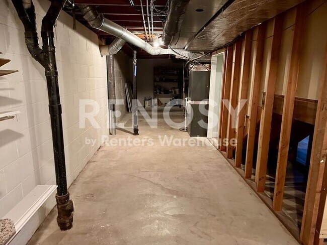 Building Photo - 5 Bedroom 3 Bathroom Single Family Home in Burnsville