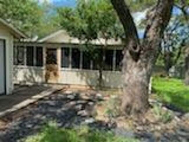 Building Photo - FOR LEASE!! Great location!