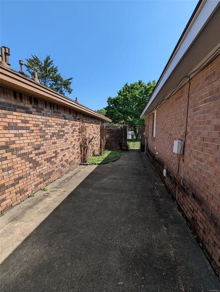 Building Photo - 5908 Carmel Dr