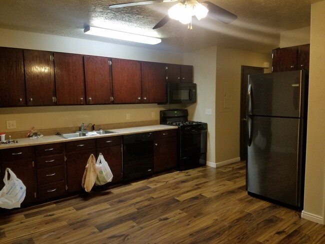 Building Photo - Great 2 bedroom, 1.5 bath townhome found a...