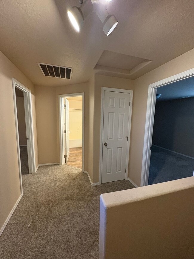 Building Photo - Updated Unit Close to Little League Fields