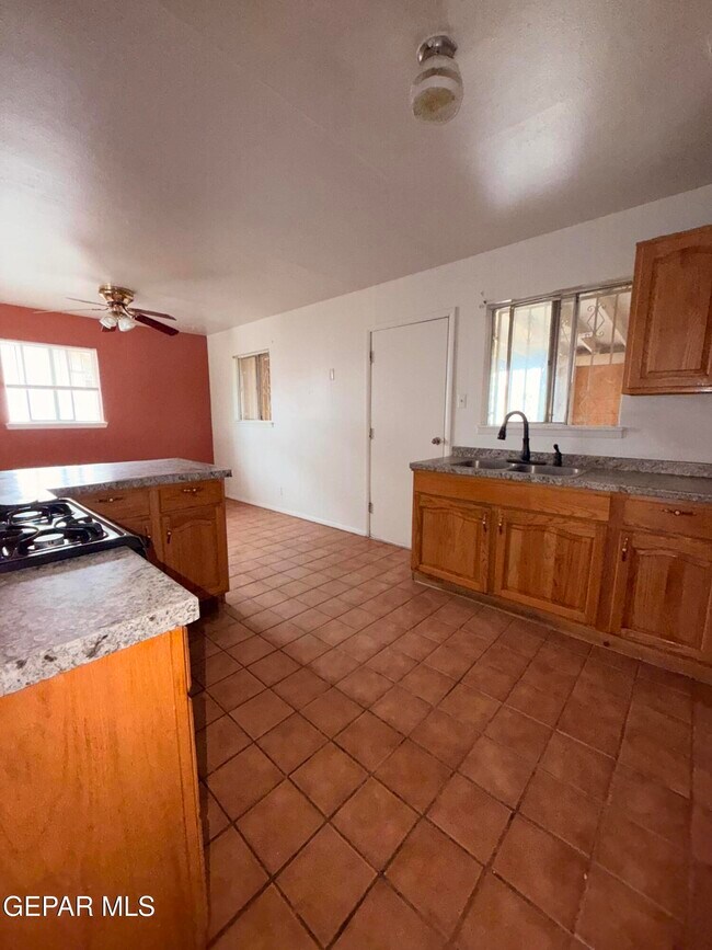 Building Photo - 5313 Tropicana Ave