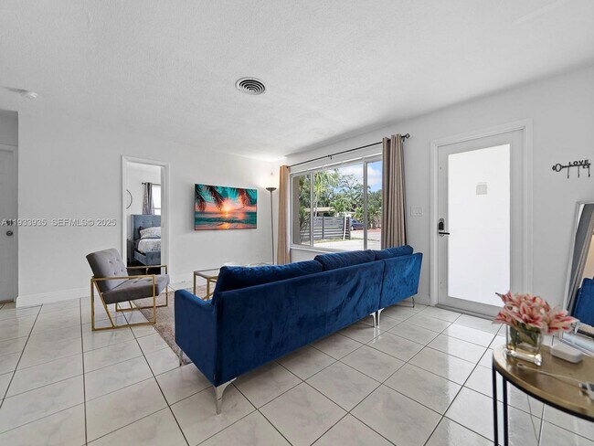 Building Photo - 560 NE 161st St