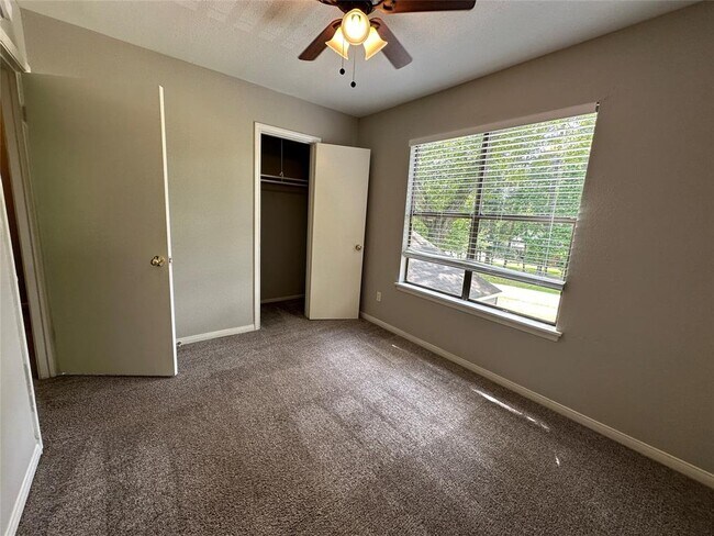 Building Photo - 4745 Holly Ln E