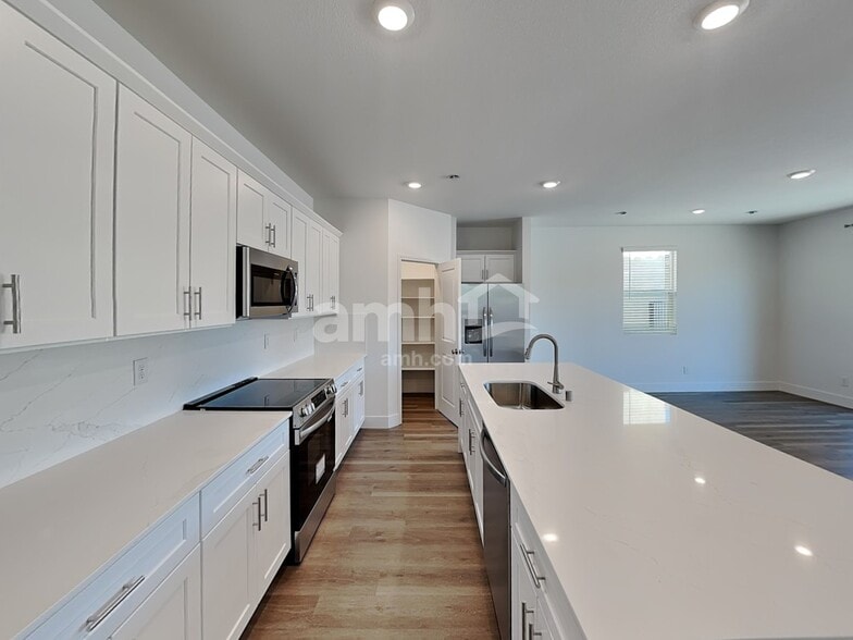 Building Photo - 9555 Harkes Dr