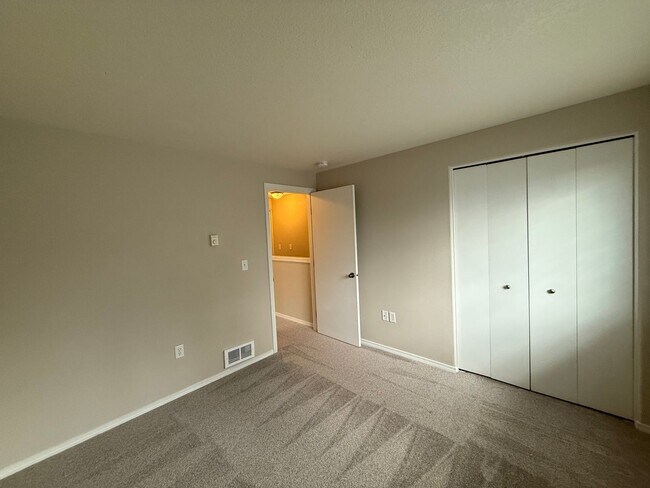 Building Photo - FREE RENT through FEBRUARY - SEE LISTING for DETAILS!  Newly Updated Two Bedroom Townhome Availab...