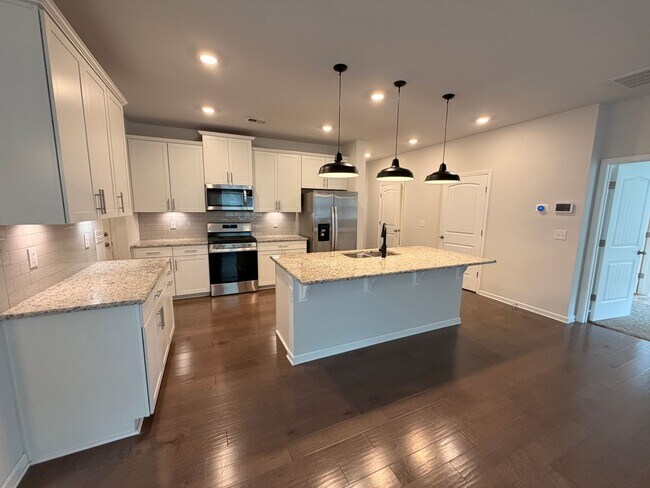 Building Photo - 1/2 Off First Month's Rent! Gorgeous 4 BR 2.5 Bath in Westlawn! Minutes from Veterans Parkway, Sh...