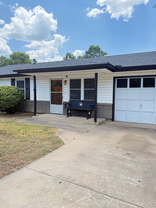 Building Photo - 1001 Traci Dr