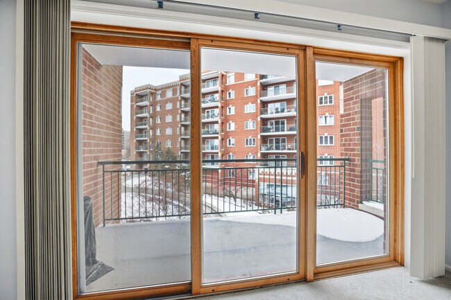 Building Photo - 650 S River Rd