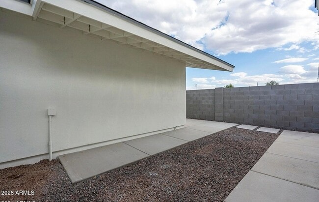 Building Photo - 9439 N 11th Ave