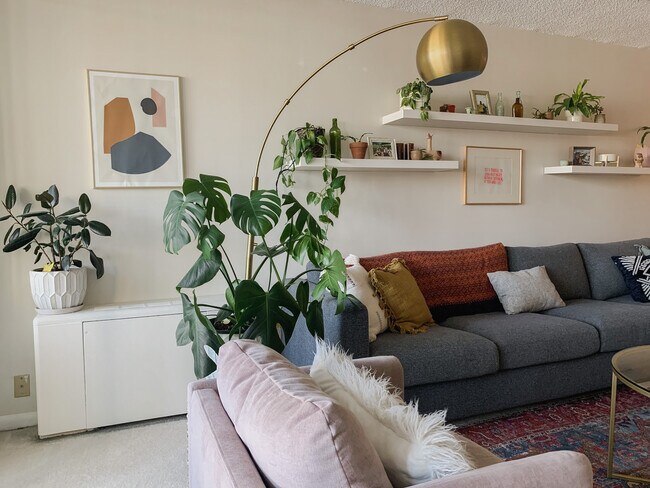 Building Photo - 1050 N Corona St