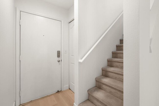 Building Photo - Stylish Lake Oswego 1 Bedroom Condo with Loft — Walk to Shops & Parks