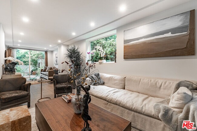 Building Photo - 1438 San Ysidro Dr