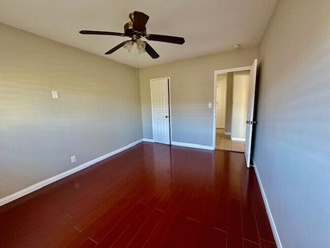 Building Photo - Oxnard ( M )