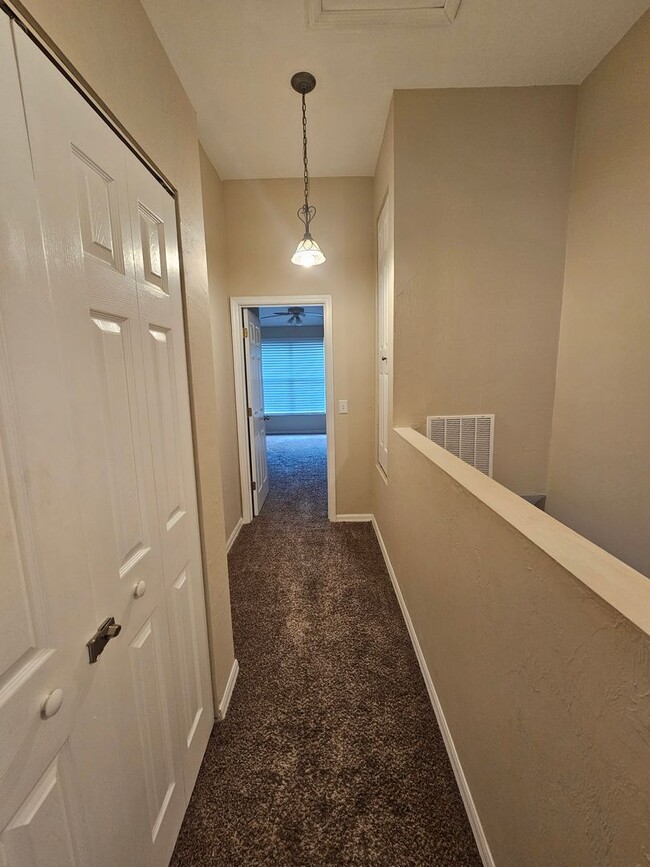 Building Photo - 2 Bedroom/ 2.5 Bath in Victoria Station