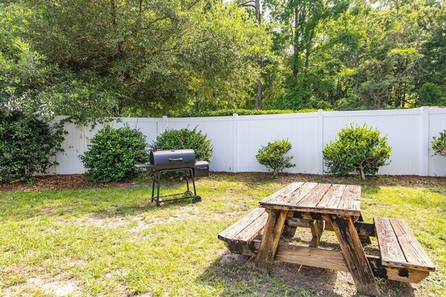 Building Photo - Coastal Comfort Awaits: Spacious 3-Bed, 2-...