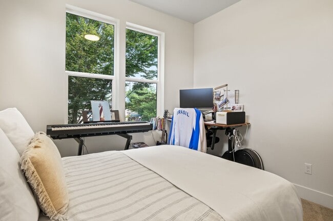 Building Photo - 6417 N Greenley Ave #4