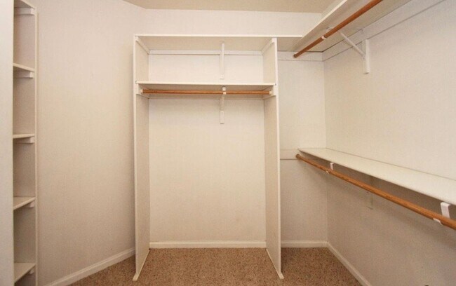 Building Photo - 6028 Glenbrook Ln