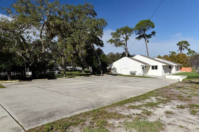 Building Photo - 580 Skinner Blvd