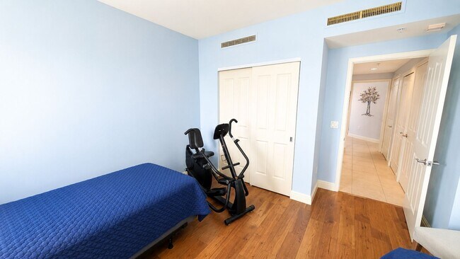 Building Photo - SEASONAL/SHOT TERM/ ANNUAL Turnkey furnished high end condo downtown