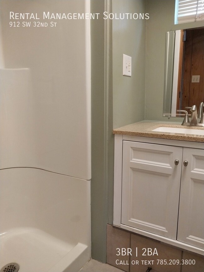 Building Photo - *BONUS LIVING ROOM* 912 SW 32nd St- 3 BED/...