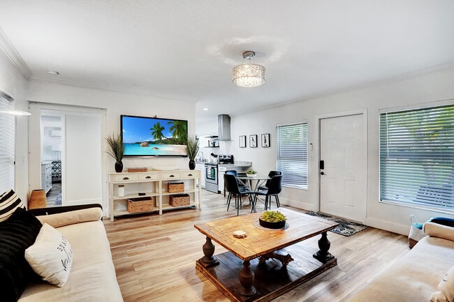 Building Photo - 311 SE 3rd Ave