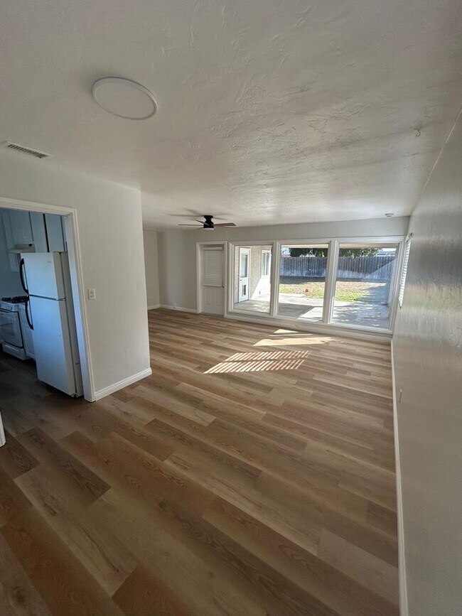 Building Photo - Beautiful Remodeled 3 Bedroom 2 Bath Home,...
