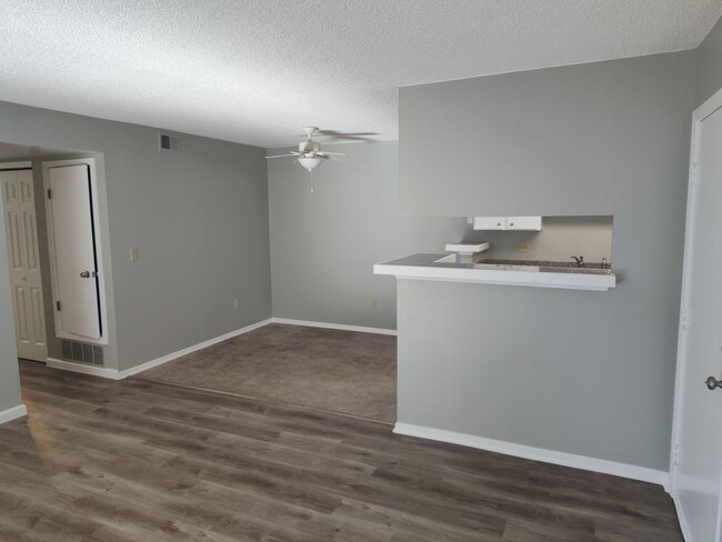 Building Photo - Gorgeous 2 bed Aurora condo for rent
