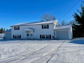 Building Photo - SPACIOUS 2 Bedroom Duplex Available!