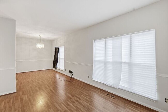 Building Photo - 15663 Viewpoint Cir