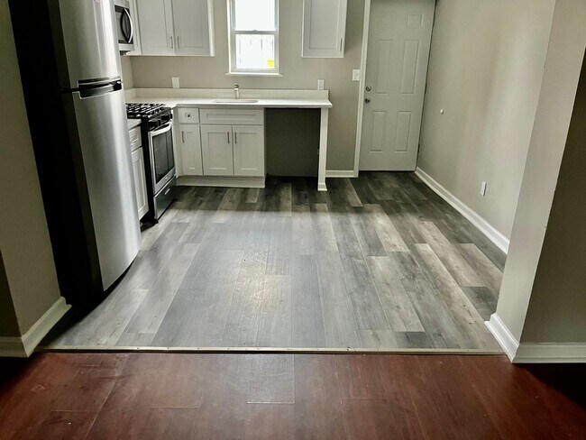 Building Photo - Fully Renovated!