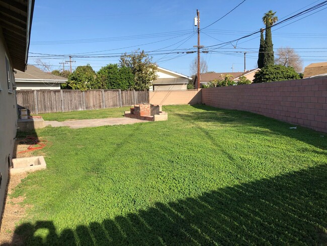 Building Photo - 4 bed 2 bath house with large backyard, 2 ...