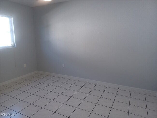 Building Photo - 4416 SW 24th Ave