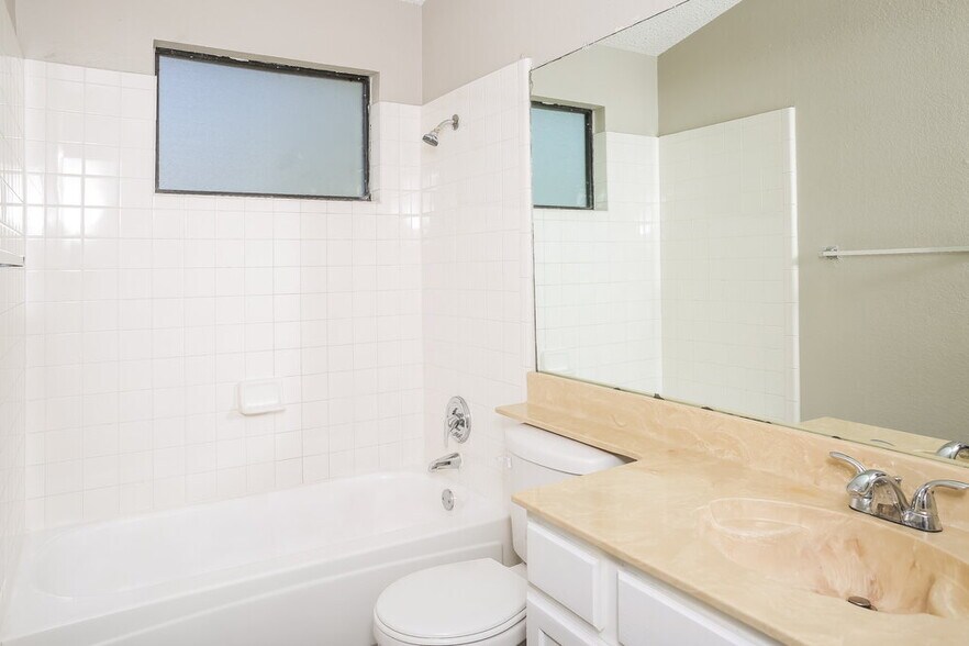 Building Photo - 1521 Lincolnshire Way