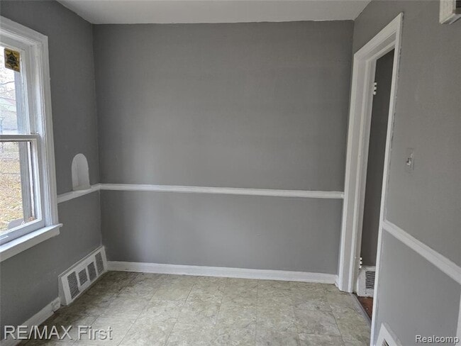 Building Photo - 8239 Manor