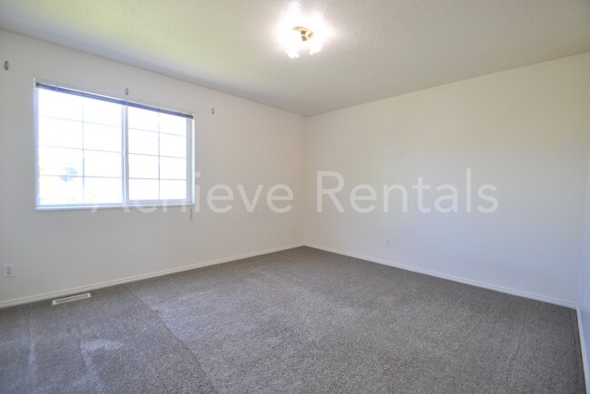 Building Photo - Yorkshire Village Townhome | Clubhouse & Basketball Court