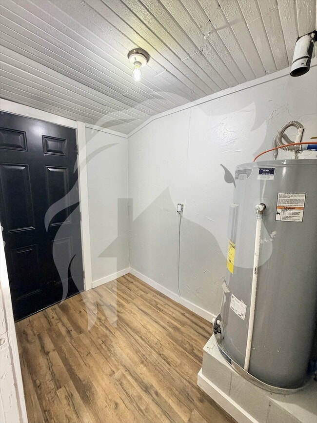 Building Photo - 332 S Pine St