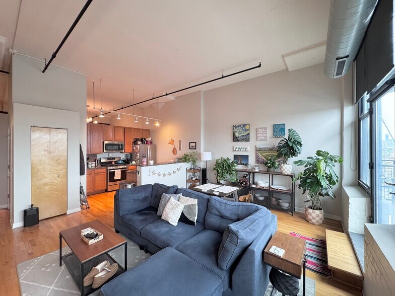Building Photo - 1224 W Van Buren St