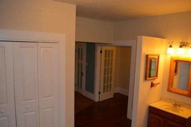 Building Photo - Beautiful, spacious Craftsman, Owner pays Yard Care, Laundry on site
