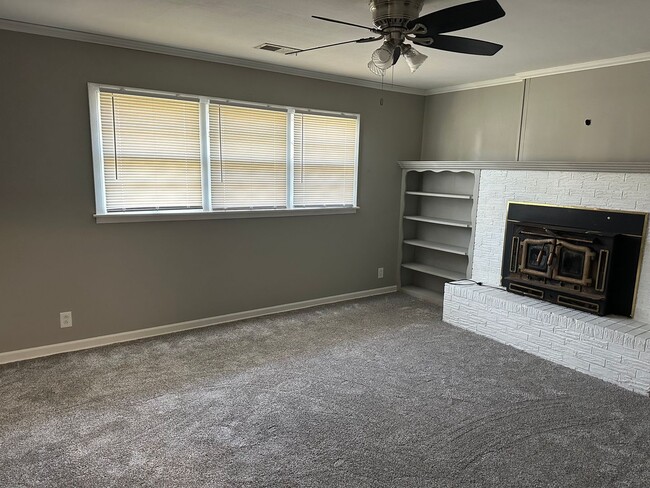 Building Photo - Newly Renovated 4 br/2ba Home in -Steps Aw...