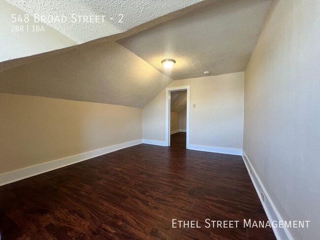 Building Photo - Newly-Updated Two Bedroom Apartment in Naz...