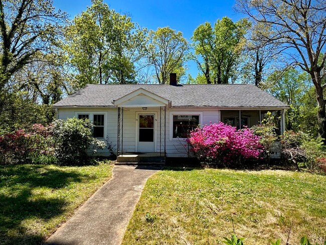 Primary Photo - 3 Bedroom, 1 Bath, Nice Backyard!