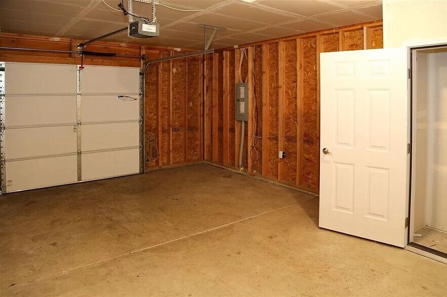 garage - 5119 E Buckeye Ave