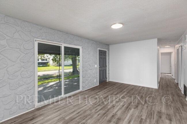 Building Photo - Charming 3-Bedroom Home with Large Fenced ...