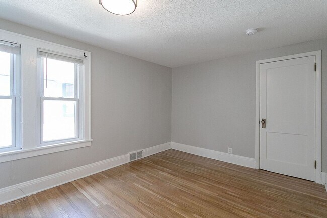 Building Photo - Updated 5 bedroom 2 bath single family house