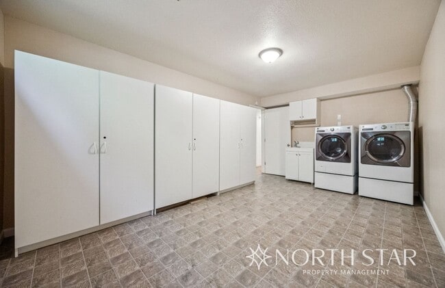 Building Photo - Beautiful Lake Oswego Ranch Home in Red Fo...